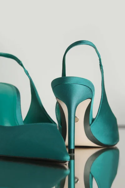 Creative Studio Shot Green Satin Slingbacks Heels Classy Pointed Toe — Stock Photo, Image