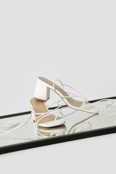 Yaratıcı Stüdyo Çekimi Beyaz Kayışlı Dantelli Sandaletler Ürün Fotoğrafçılığı — Stok fotoğraf