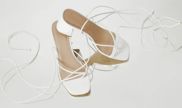 Yaratıcı Stüdyo Çekimi Beyaz Kayışlı Dantelli Sandaletler Ürün Fotoğrafçılığı — Stok fotoğraf