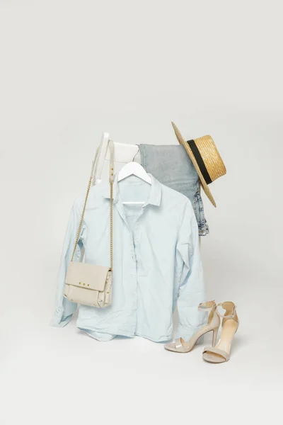 Kleidung Auf Einem Stuhl Produktfotografie Mode Stillleben Frühlings Sommer Outfits — Stockfoto