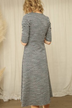 Stüdyo fotoğraflarının serisi. Siyah beyaz, zarif bir elbise giymiş genç bir kadın manken. 