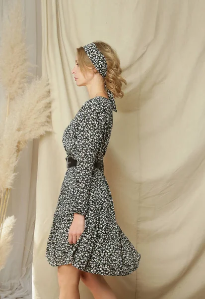 Stüdyo fotoğrafları. Siyah beyaz desenli, boho tarzında genç bir kadın model.