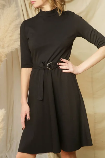 Seria Zdjęć Studyjnych Młodej Modelki Prostej Czarnej Sukience Midi — Zdjęcie stockowe