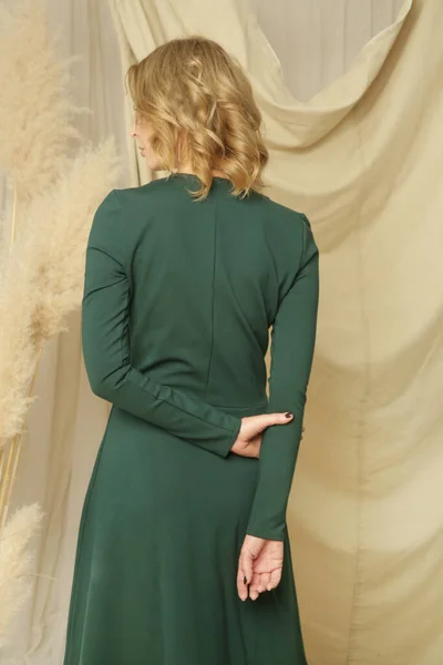 穿着绿色雅致迷你裙的年轻女模特的演播室照片系列 — 图库照片