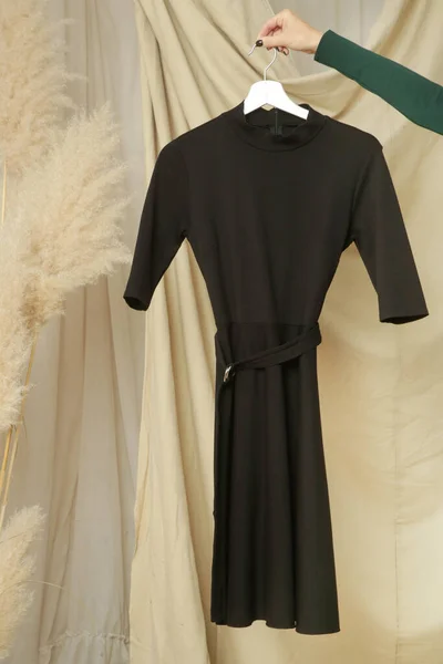 Cintre Femme Avec Robe Midi Style Classique Noir — Photo