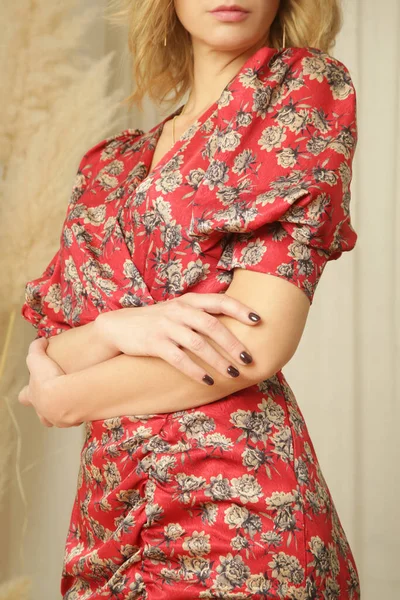 穿着红花绸缎棉裙的年轻女模特演播室照片系列 — 图库照片