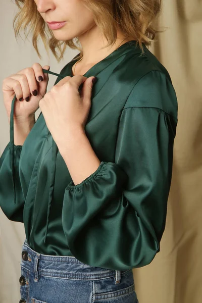 Seria Zdjęć Studyjnych Młodej Modelki Sosnowej Zielonej Jedwabnej Bluzce Luźnych — Zdjęcie stockowe