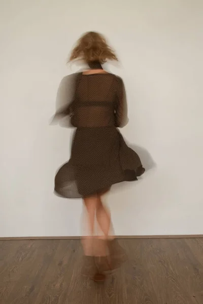 Defocus Blurred Studio Photo Young Female Model Brown Dress — Stock Photo, Image