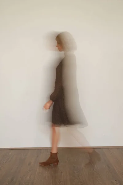 Defocus Blurred Studio Photo Young Female Model Brown Dress — Stock Photo, Image