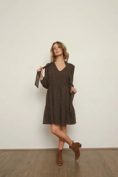 若い女性モデルのスタジオ写真のセリエで茶色い柄のドレスでBohoスタイル — ストック写真