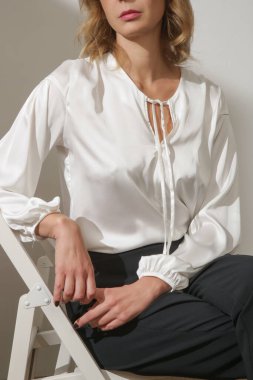 Stüdyoda çekilen klasik siyah beyaz giysili genç kadın fotoğraflarının serisi.