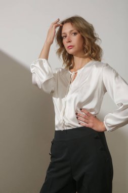 Stüdyoda çekilen klasik siyah beyaz giysili genç kadın fotoğraflarının serisi.