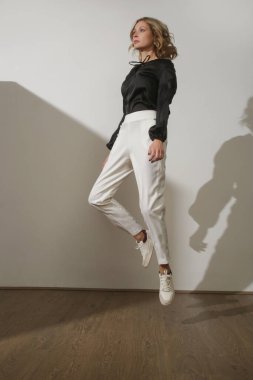 Stüdyoda çekilen klasik siyah beyaz giysili genç kadın fotoğraflarının serisi.