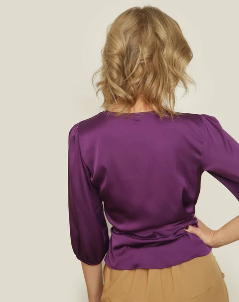 Серія Студійних Фотографій Молодої Жіночої Моделі Фіолетовою Шовковою Атласною Блузкою — стокове фото
