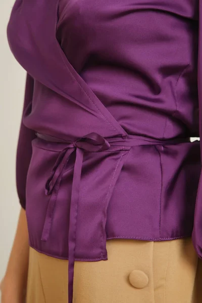Seria Zdjęć Studyjnych Młodej Modelki Ubranej Jedwabną Fioletową Satynową Bluzkę — Zdjęcie stockowe