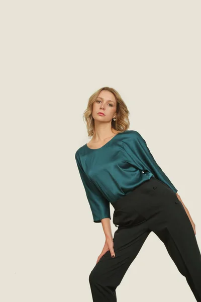 Серия Студийных Фотографий Молодой Женщины Модели Зеленой Шелковой Атласной Блузке — стоковое фото