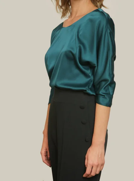 Seria Zdjęć Studyjnych Młodej Modelki Ubranej Zieloną Jedwabną Satynową Bluzkę — Zdjęcie stockowe