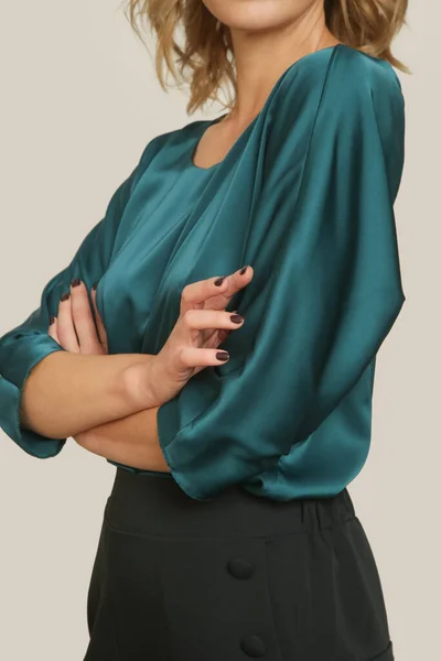Serie Studio Photos Young Female Model Wearing Green Silk Satin — 스톡 사진