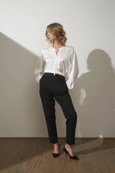 セリエのスタジオ写真の若い女性モデル身に着けている古典的なスマートカジュアル黒と白の衣装 — ストック写真