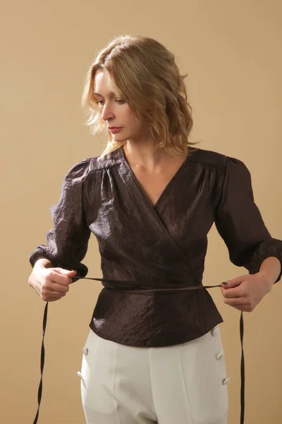 セリエのスタジオ写真の若い女性モデル身に着けている茶色の絹のラップブラウス — ストック写真
