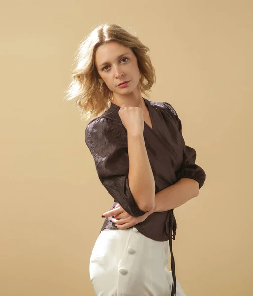 Serie Foto Studio Model Wanita Muda Mengenakan Blus Bungkus Sutra — Stok Foto
