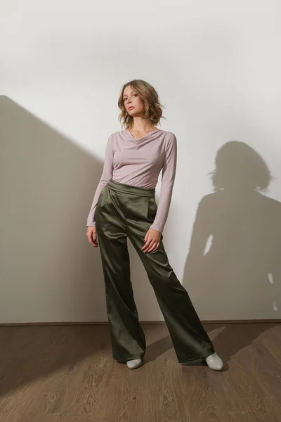 Γυναικείο Μοντέλο Στενή Βισκόζη Μακρυμάνικη Μπλούζα Και Φαρδύ Πράσινο Σατέν — Φωτογραφία Αρχείου
