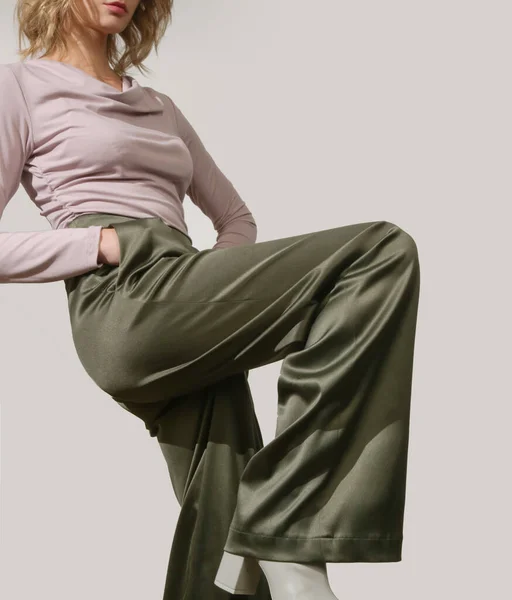タイトビスコース長袖トップとワイドグリーンサテンパンツを身に着けている女性モデル クラシック シンプル 快適でスタイリッシュなファッション スタジオショット — ストック写真