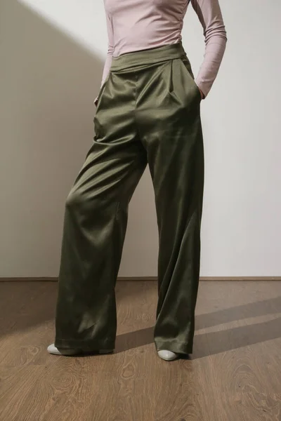女模特穿着紧身衣 长袖上衣和宽绿色缎子裤 经典的 简单的 舒适但时尚的时尚 工作室拍摄 — 图库照片