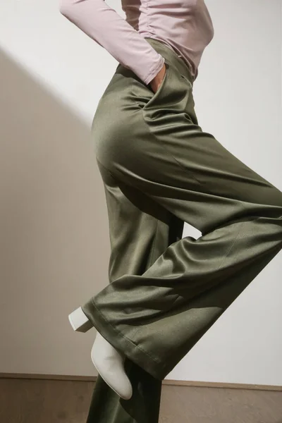 Жіноча Модель Одягнена Щільну Віскозу Довгими Рукавами Широкими Зеленими Атласними — стокове фото