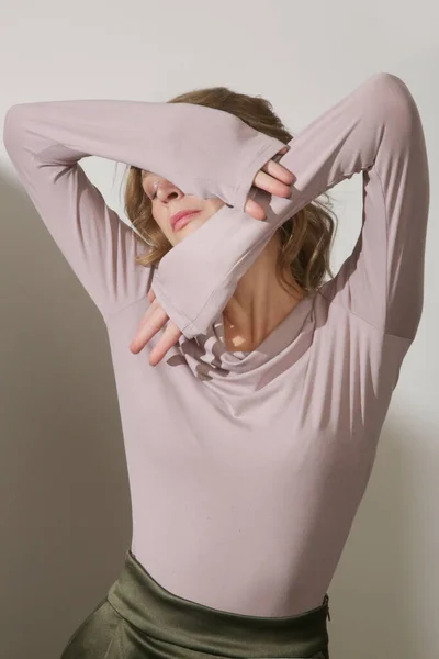 Vrouw Model Dragen Heldere Baby Roze Katoen Gemonteerd Top Met — Stockfoto