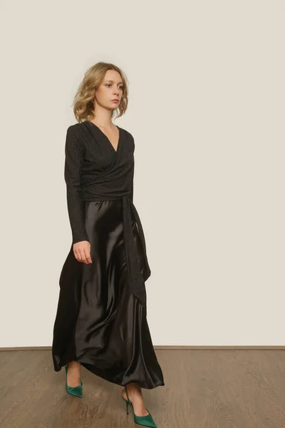 Serie Studio Photos Young Female Model Wearing Maxi Black Silk — 스톡 사진