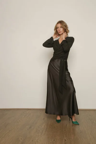 Serie Studio Photos Young Female Model Wearing Maxi Black Silk — 스톡 사진