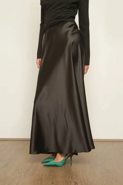女模穿着黑色丝裙 裹有黑色罩衫的演播室照片系列 — 图库照片