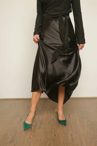 Serie Zdjęć Studyjnych Młodej Modelki Ubranej Maxi Czarną Jedwabną Spódnicę — Zdjęcie stockowe