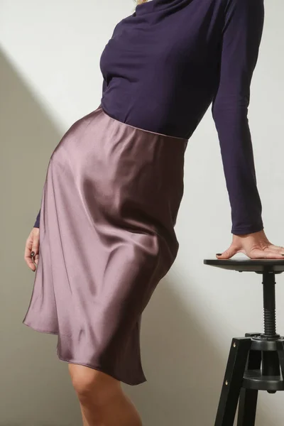 紫の色合いでビスコースシャツとシルクスカートを身に着けている若い女性モデルのスタジオ写真のセリエ — ストック写真