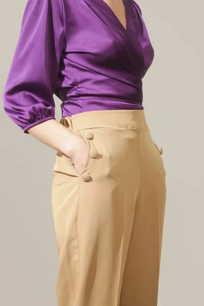 Серія Студійних Фотографій Молодої Жіночої Моделі Фіолетовою Шовковою Атласною Блузкою — стокове фото