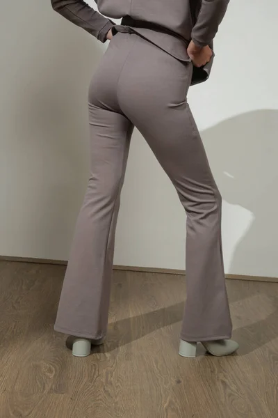 Serie Fotos Estudio Joven Modelo Femenina Con Pantalones Acampanados Básicos —  Fotos de Stock