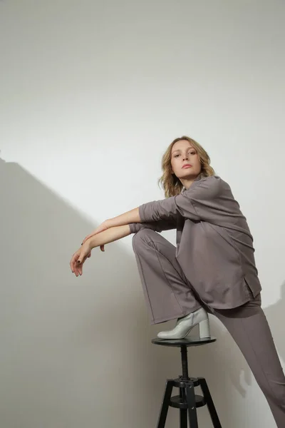 女模穿着全石灰色舒适的基本服装 粘糊糊的高领高领和基本平底裤的演播室照片系列 — 图库照片