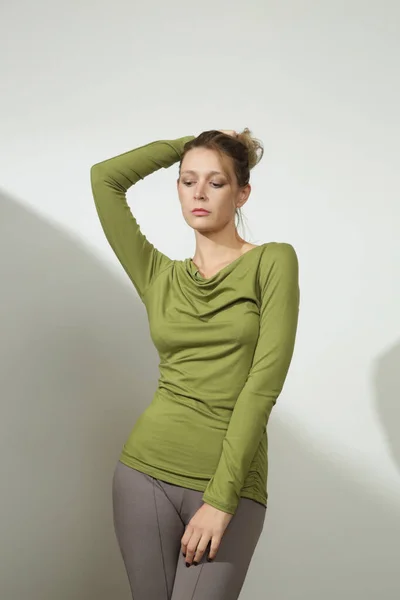Női Modell Visel Kivi Zöld Pamut Felszerelt Felső Hosszú Ujjú — Stock Fotó