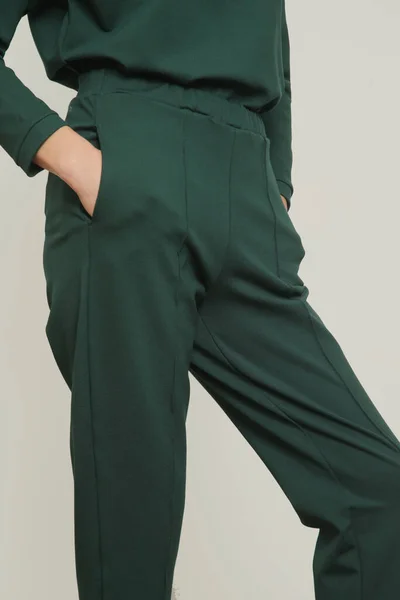 Série Fotos Estúdio Jovem Modelo Feminino Vestindo Confortável Verde Cintura — Fotografia de Stock