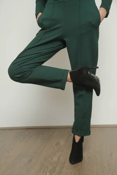 セリエのスタジオ写真の若い女性モデル身に着けています快適な緑の高い腰の縫い目タバコパンツとともにサイドポケット — ストック写真