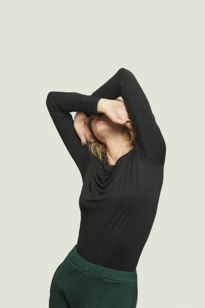 세리에 스튜디오 의상을 비스코스에 셔츠와 기본적 바지를 — 스톡 사진