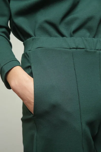 Série Fotos Estúdio Jovem Modelo Feminino Vestindo Confortável Verde Cintura — Fotografia de Stock