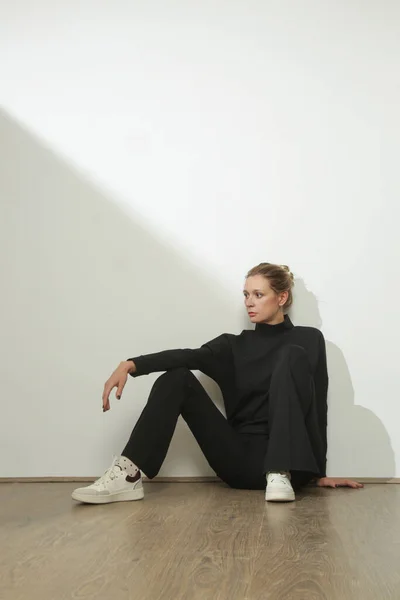 年轻女模特穿着黑色舒适的基本服装 粘糊糊的高领高领长裤和基本平底裤的摄影棚照片系列 — 图库照片