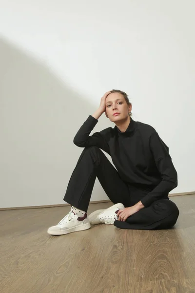 Serie Studiofoto Van Jong Vrouwelijk Model Met Alle Zwarte Comfortabele — Stockfoto