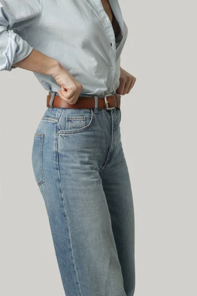 Retrato Moda Mulher Jovem Botão Algodão Para Baixo Jeans Azul — Fotografia de Stock