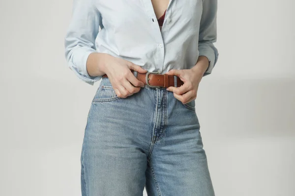 Retrato Moda Mujer Joven Botón Algodón Jeans Azules Ajustando Cinturón —  Fotos de Stock