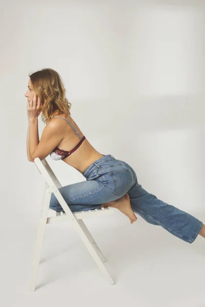 Ritratto Moda Giovane Donna Reggiseno Pizzo Jeans Blu Gamba Larga — Foto Stock