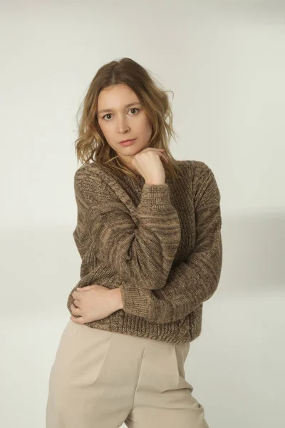 Retrato Moda Mujer Joven Suéter Invierno Marrón Pantalones Anchos Beige — Foto de Stock
