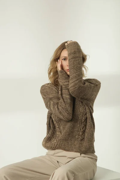 Retrato Moda Mujer Joven Suéter Invierno Marrón Pantalones Anchos Beige —  Fotos de Stock